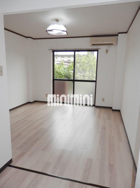 居室・リビング　エアコン付きの快適な空間です。