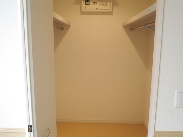 収納　お洋服も掛けられるたっぷりウォークインクローゼットです♪