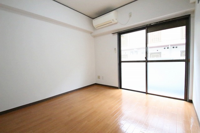 居室・リビング　同物件別号室のものです。