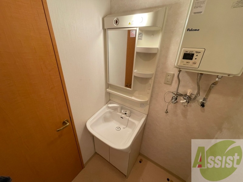 洗面設備　独立洗面台です。大きくてよいですね。シャンプーもできます。