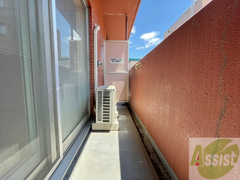 バルコニー　バルコニーです。洗濯物を干すもよし、一息つくもよしですね。