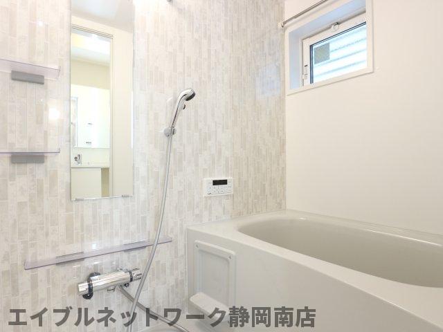 バス・シャワールーム　落ち着いた空間のお風呂です