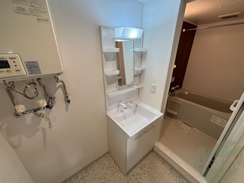 洗面設備　独立洗面台です。大きくてよいですね。シャンプーもできます！