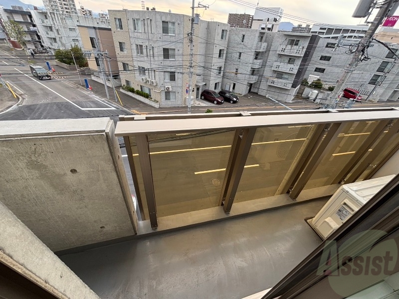 バルコニー　バルコニーは幅があり、広い印象を受けました。