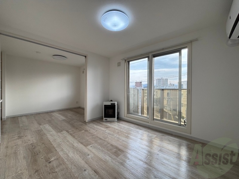 居室・リビング　フローリングや壁の色がお洒落な印象のリビングです。