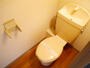 トイレ　落ち着いた色調のトイレです