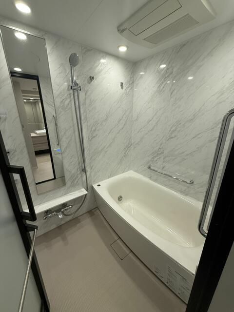 バス・シャワールーム　足も伸ばせるお風呂です