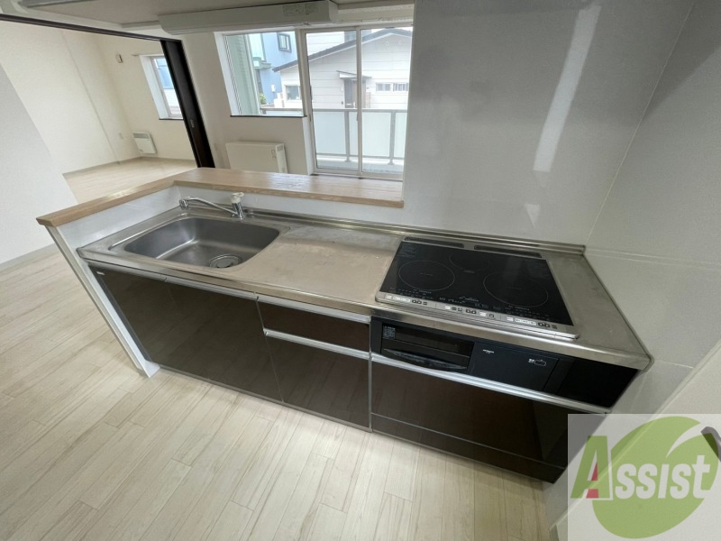 キッチン　ＩＨシステムキッチンです。お手入れも楽々ですね。