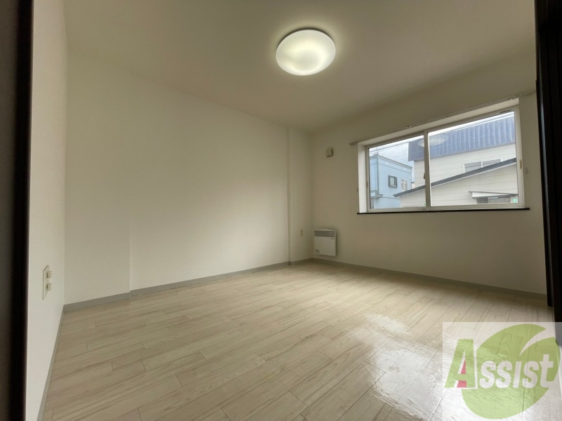 その他部屋・スペース　寝室です。窓からの光が柔らかく気持ち良いですね。