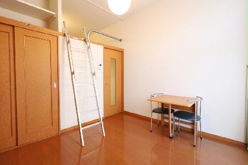 居室・リビング　ロフトタイプは天井が高いので開放的なお部屋となります。