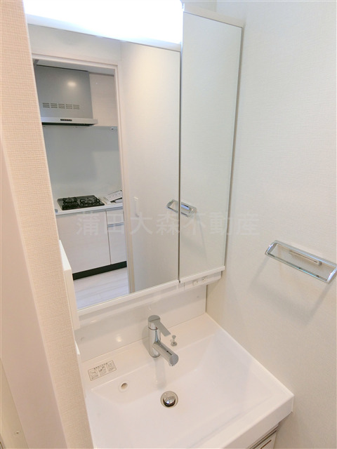 洗面設備　2面鏡の独立洗面台　洗面脱衣所