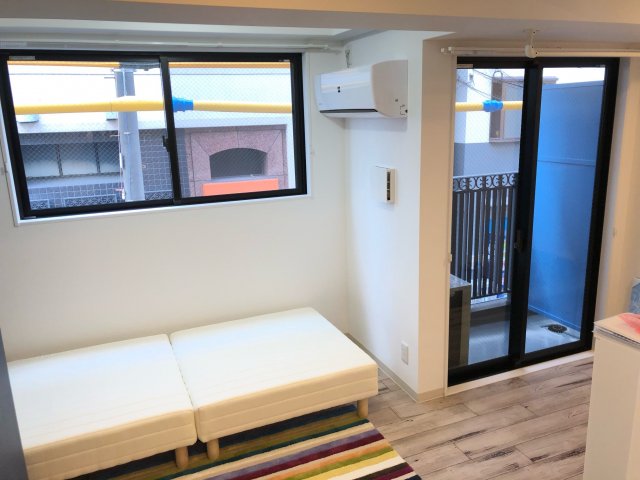 居室・リビング　エアコン付きで快適に過ごせます♪