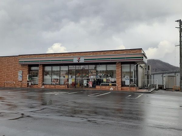 コンビニ　セブン-イレブン 村上肴町店（コンビニ）まで1200m