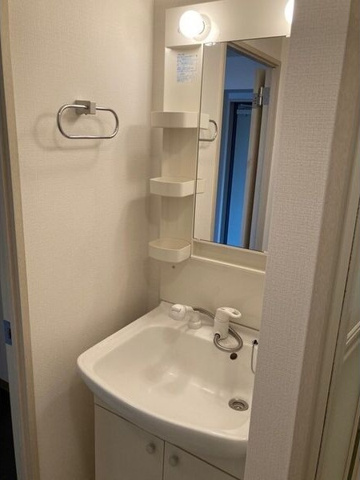 洗面設備　※写真は同じマンションの違う部屋のものになります。