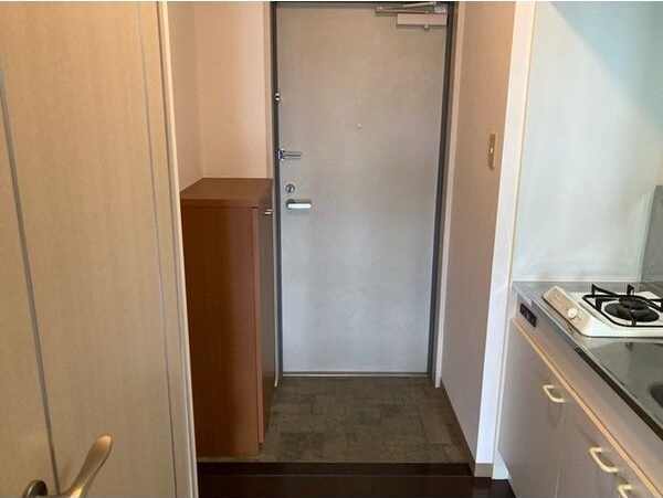 玄関　※写真は同じマンションの違う部屋のものになります。
