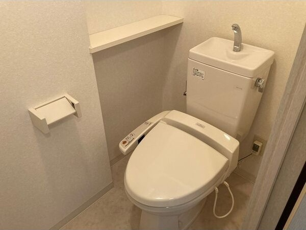 トイレ　※写真は同じマンションの違う部屋のものになります。