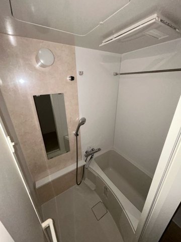 バス・シャワールーム　コンパクトで使いやすいお風呂です