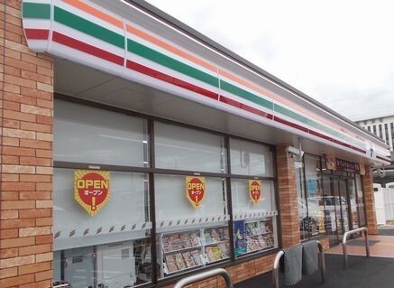 コンビニ　セブンイレブン（コンビニ）まで700m