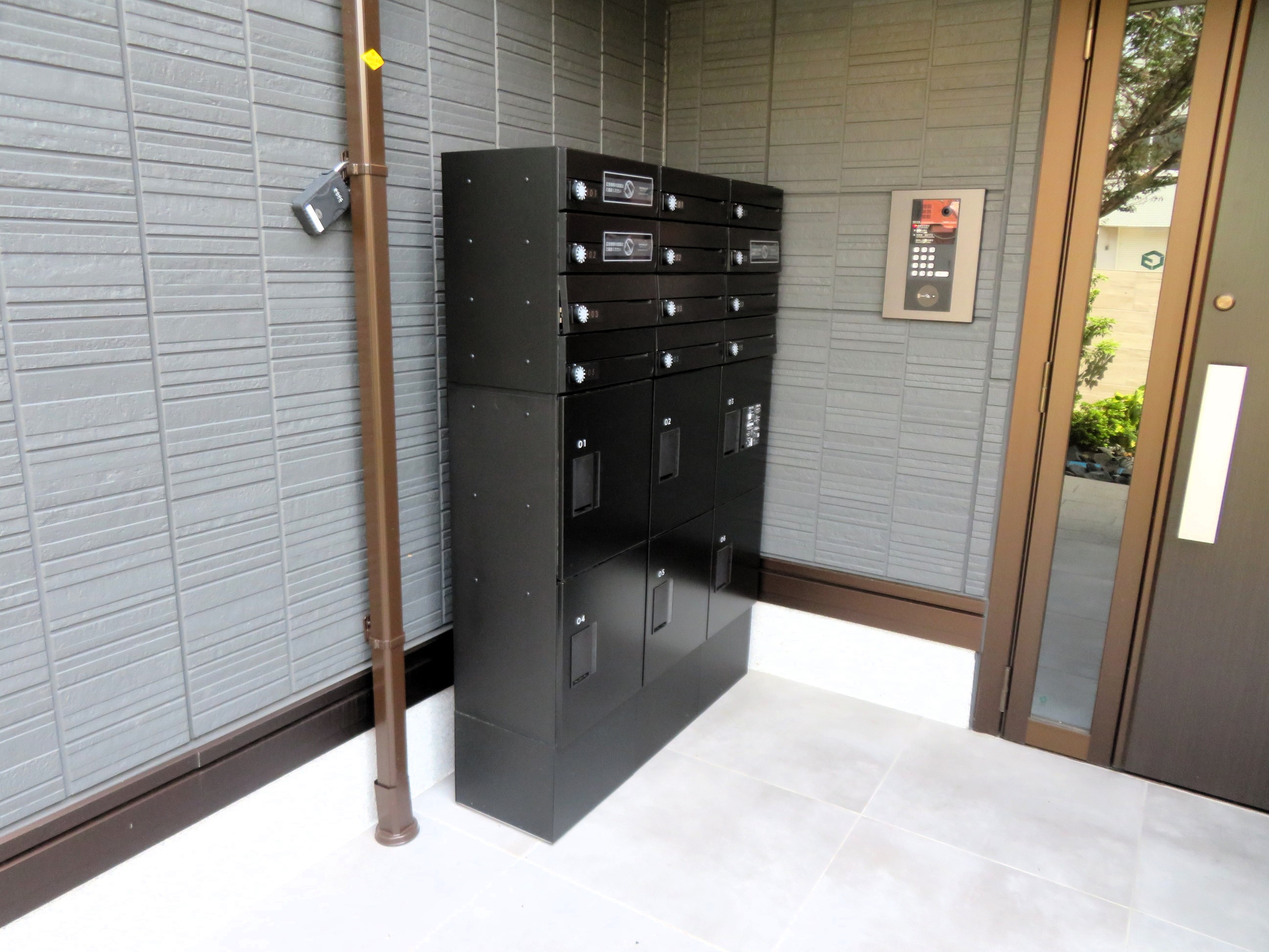 エントランス　宅配ボックス付きで不在時も安心。