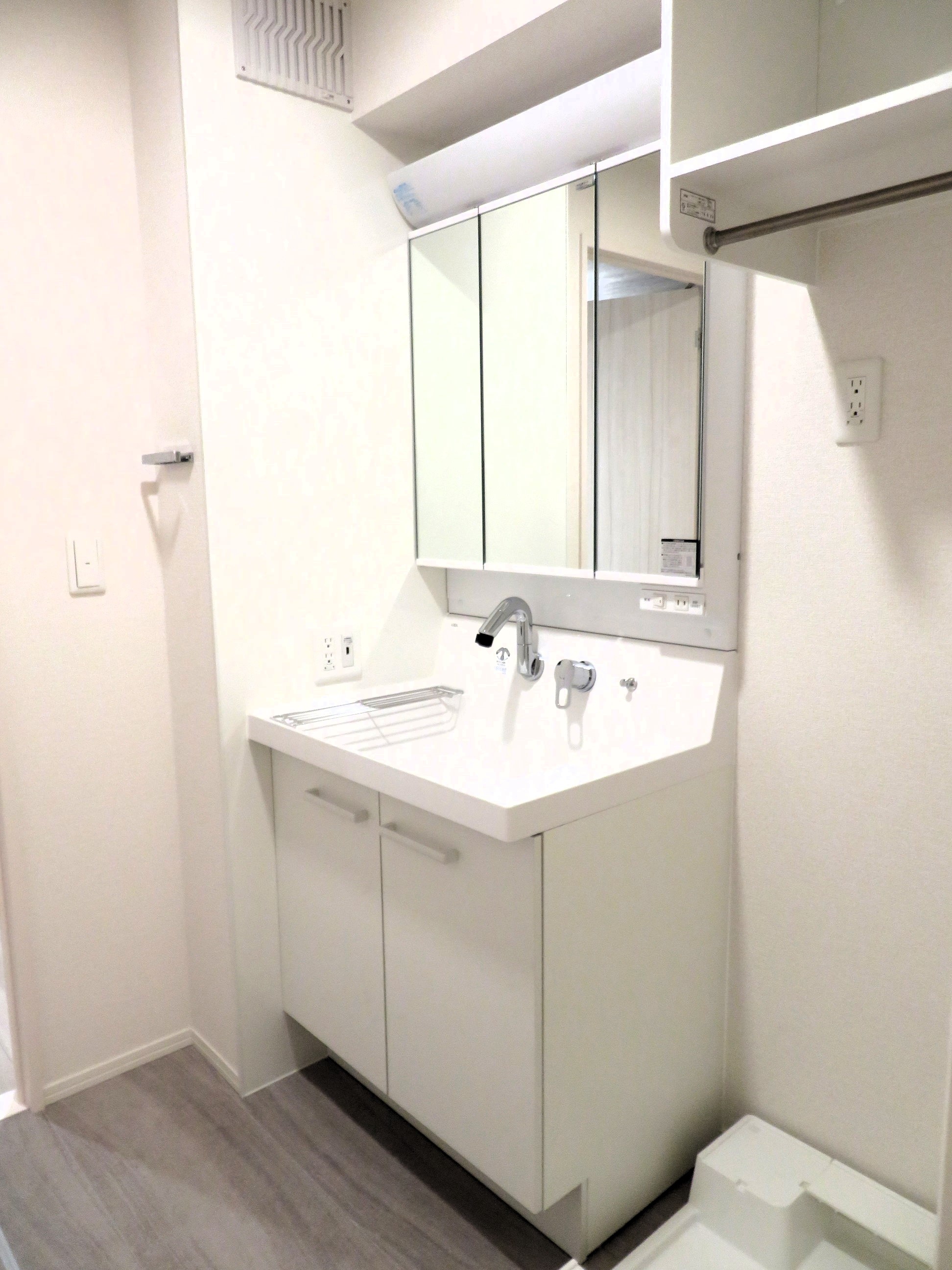 洗面設備　3面鏡付きの独立洗面台です。