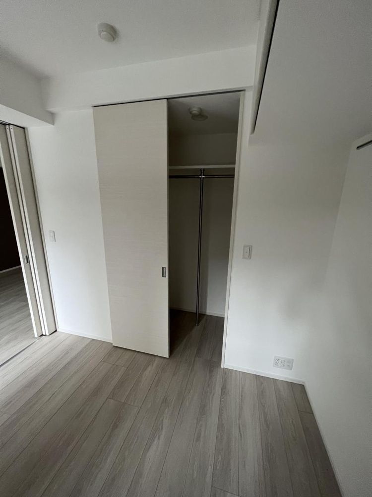 収納　別号室参考写真　床の色は奇数階ホワイト、偶数階ブラウンです