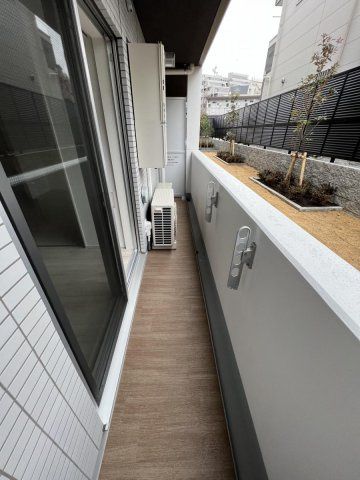 バルコニー　別号室参考写真　床の色は奇数階ホワイト、偶数階ブラウンです