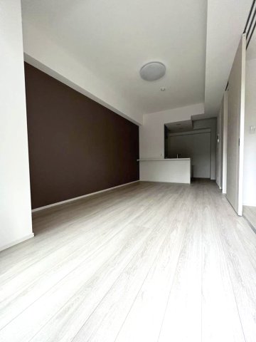 居室・リビング　別号室参考写真　床の色は奇数階ホワイト、偶数階ブラウンです