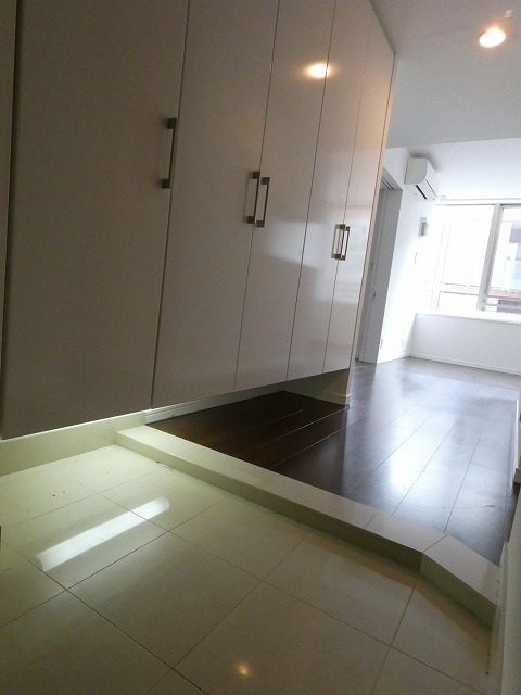 玄関　※別部屋の参考写真です。