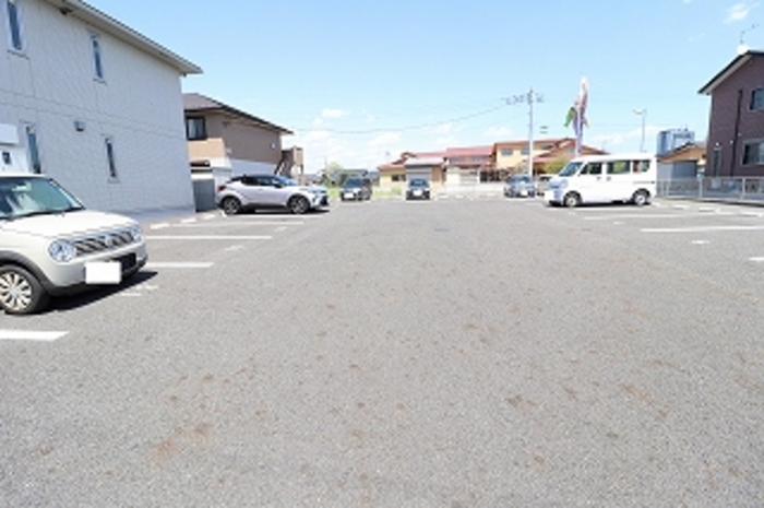駐車場　駐車場があるので、車を買う予定の方も安心です