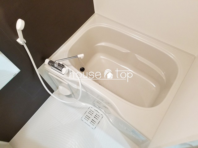 バス・シャワールーム　ゆったりと足を伸ばせる浴槽です！