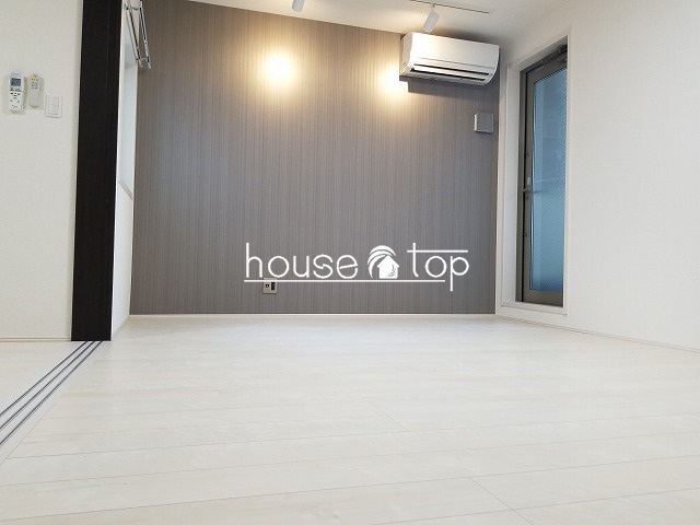 居室・リビング　オシャレな壁一面のアクセントクロス！！