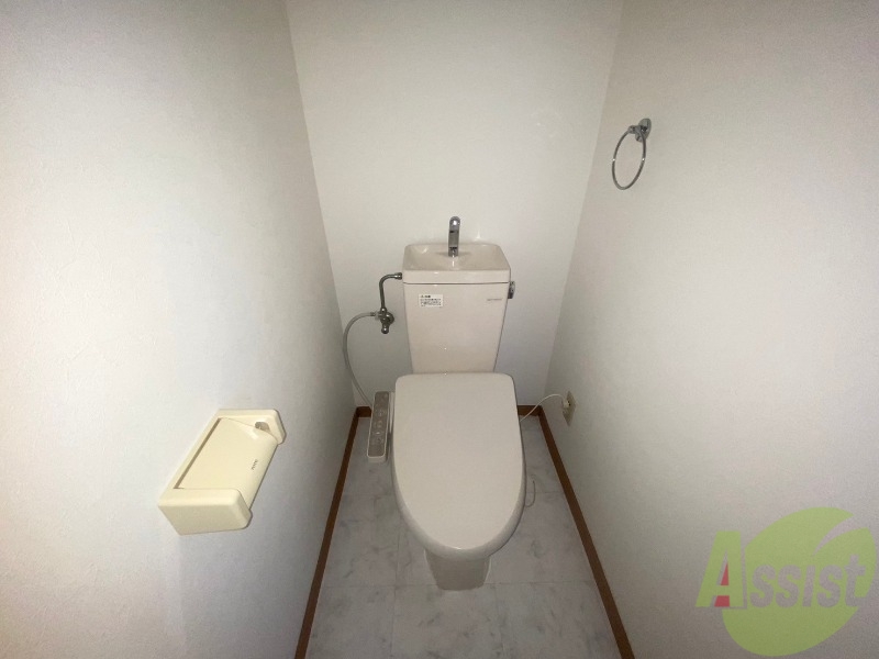 トイレ　ウォシュレット機能がついたトイレです。安心して使用できますね