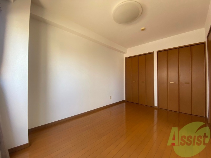 その他部屋・スペース　寝室となる洋室を撮影しました。日射しがあり明るい印象。