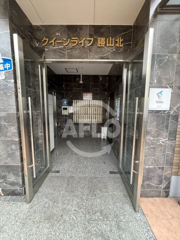 エントランス　クィーンライフ勝山北　エントランス