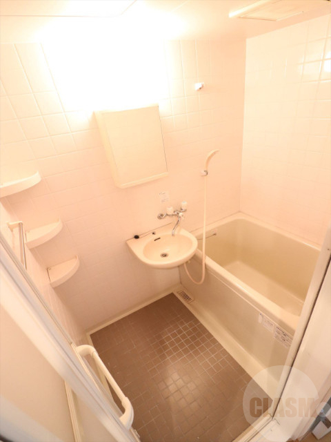 バス・シャワールーム　清潔感のあるバスルーム