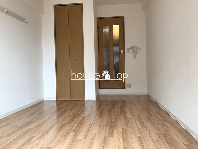 居室・リビング　洋室にはテーブルやベッドなど設置可能ですよ♪