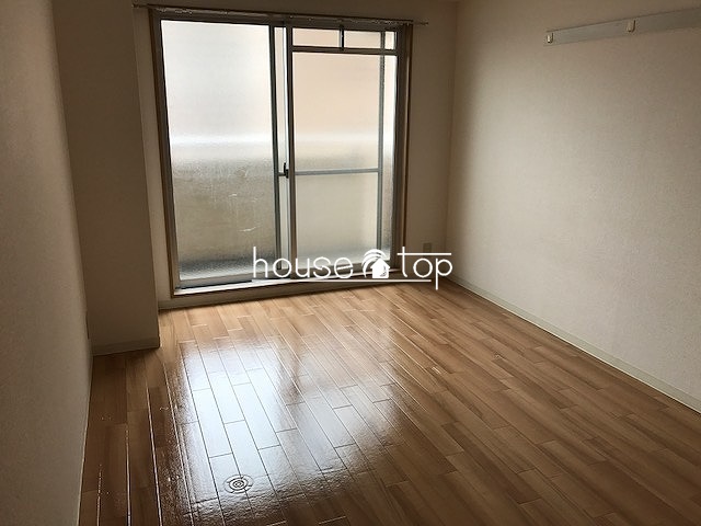 居室・リビング　日当たりの良い洋室なので家具なども配置出来やすいですよ♪