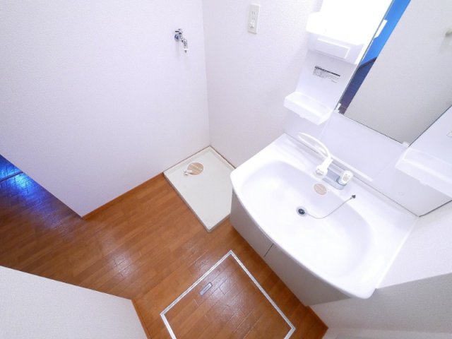 洗面設備　独立洗面化粧台が付いています