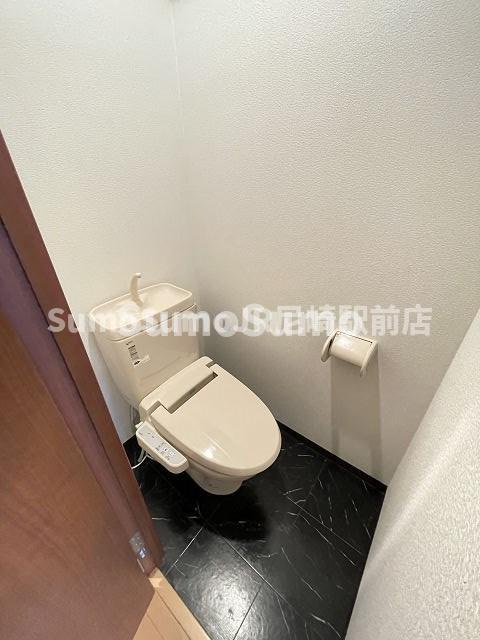 トイレ　落ち着いた色調のトイレです