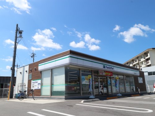 コンビニ　ファミリーマート奈良秋篠早月町店（コンビニ）まで258m