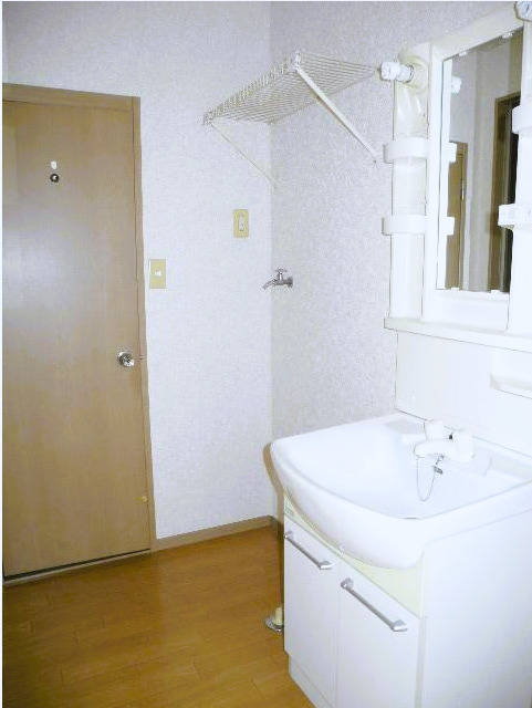 洗面設備　鏡の両サイドには洗面用品の収納に便利なトレー付き