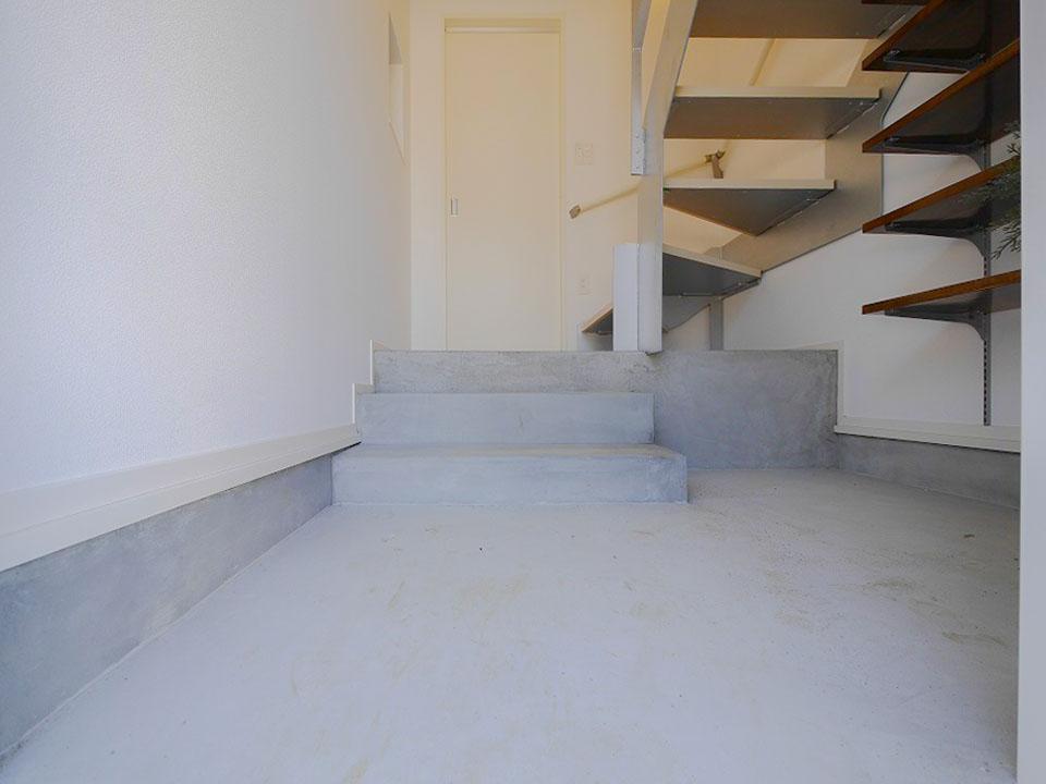 玄関　扉を開けると、まさにクールなガレージハウス！