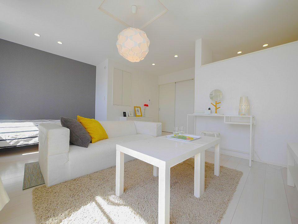 居室・リビング　日差しがたっぷり差し込む洋室14.1帖♪