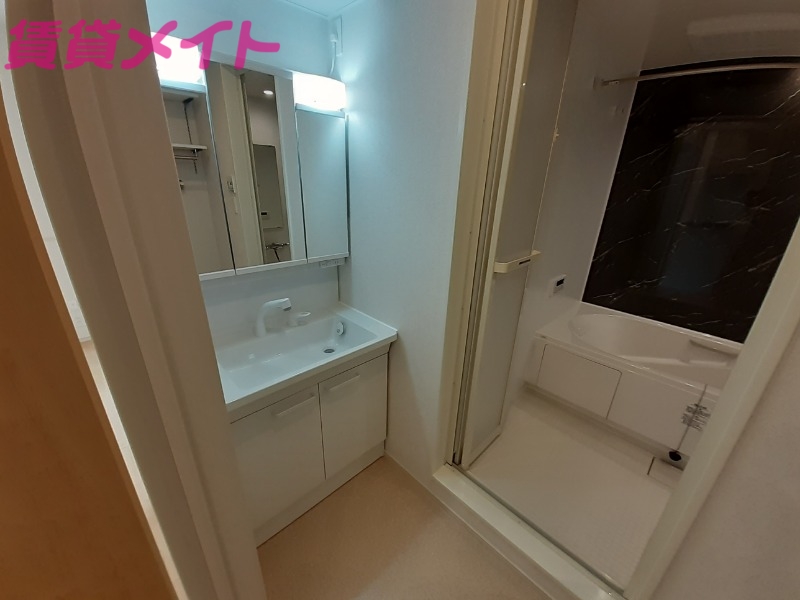 洗面設備　別部屋同タイプ