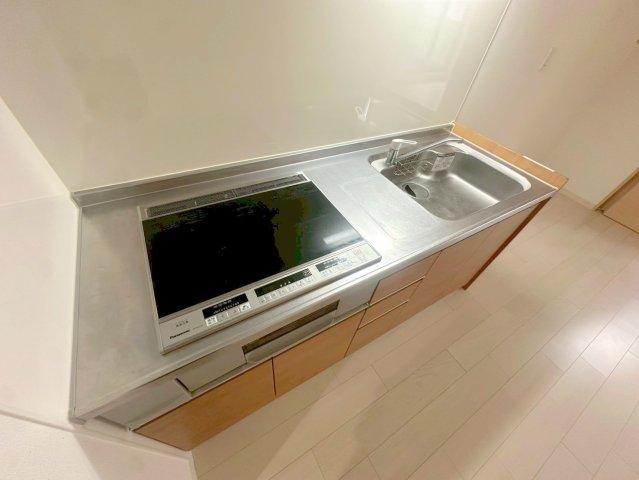 キッチン　お掃除しやすいＩＨクッキングヒーターです。