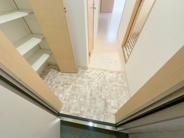 玄関　玄関に入るとお部屋まで一直線、明るい光が差し込みます。