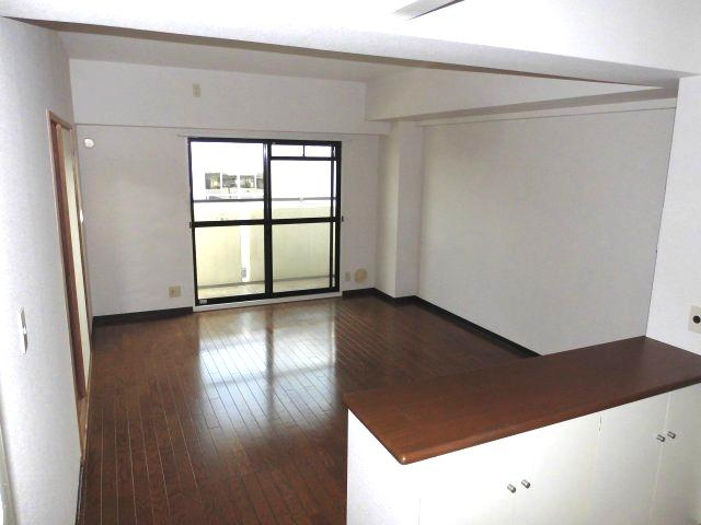 居室・リビング　角部屋♪エアコン付きで快適に過ごせます♪