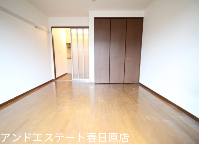 居室・リビング　広々８帖の洋室