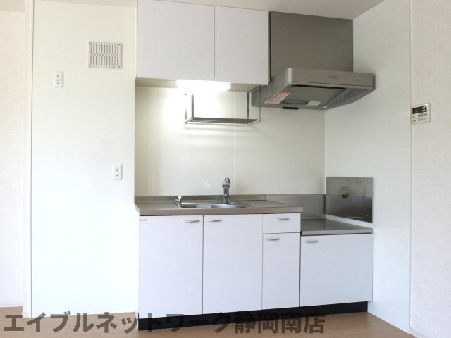 キッチン　コンパクトなキッチンで掃除もラクラク