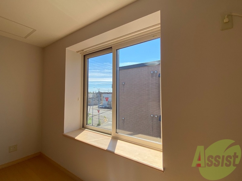 バルコニー　窓が大きいので風の通りが良さそうですね！！